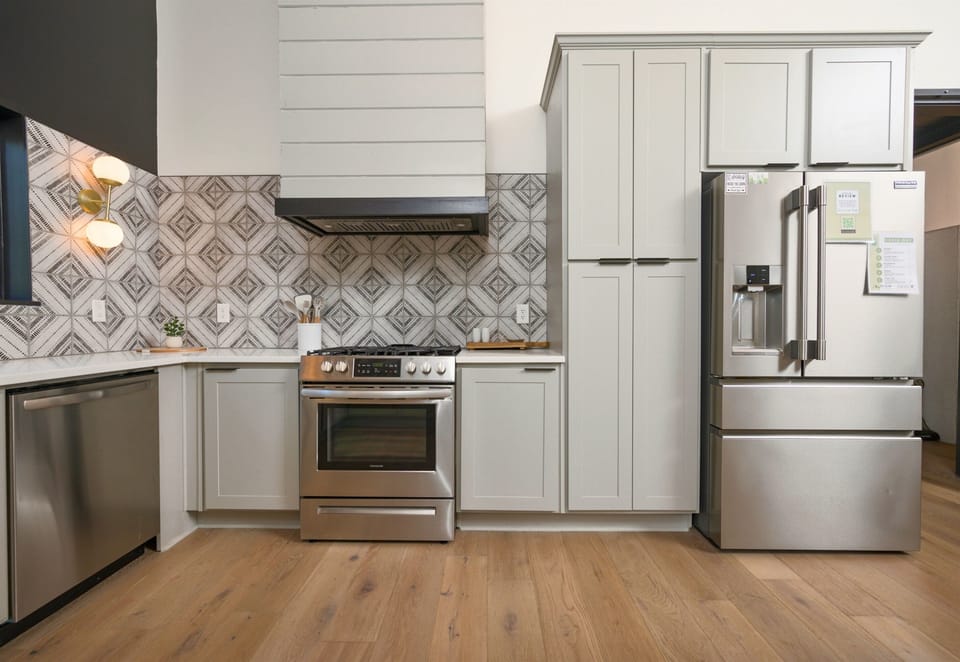 Fresh and modern – this well-equipped kitchen has all you need for vacation feasts!