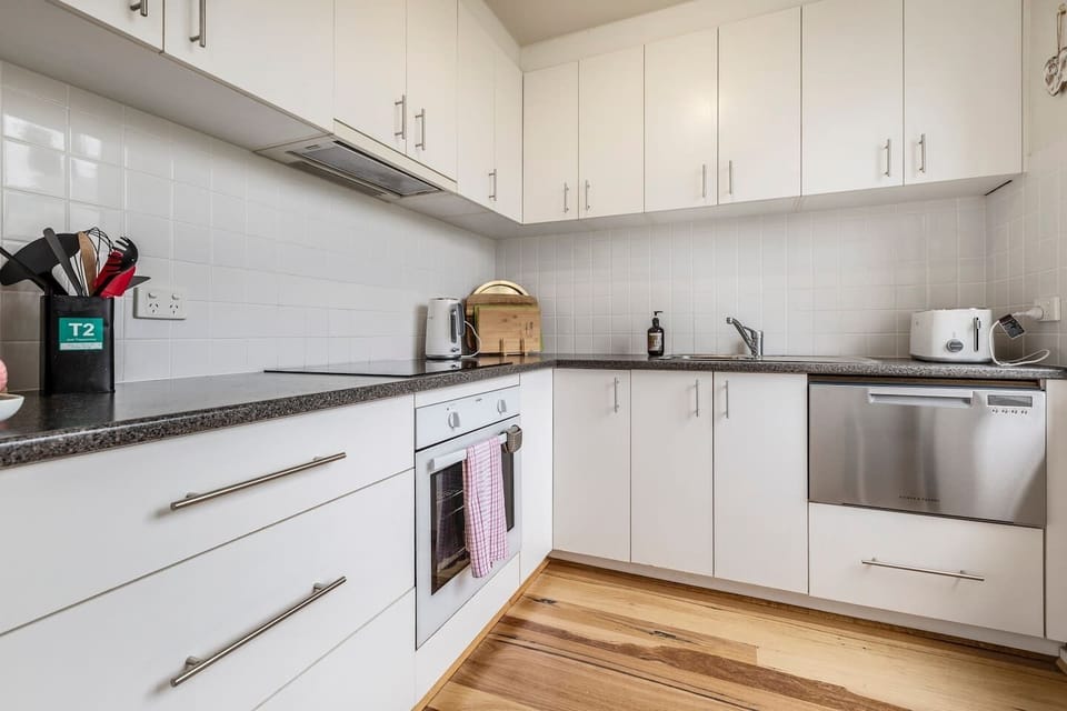 When you're not sampling South Yarra’s restaurant scene, you’ll find all you need in the well-equipped kitchen to prepare meals plus a dishwasher for easy clean-up.
