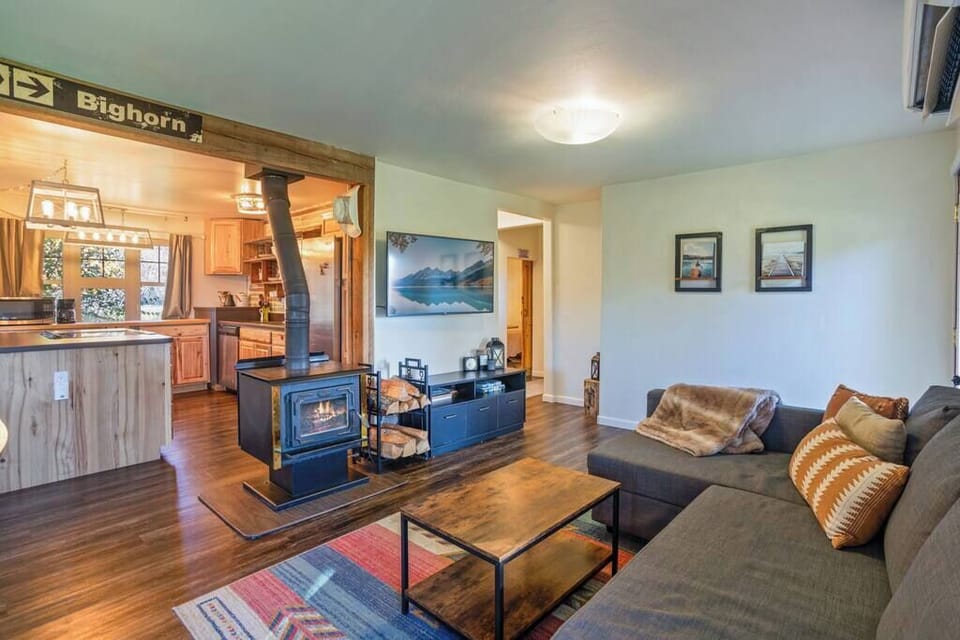 Michael (guest review): The best Airbnb experience my wife and I have ever had. Immediately Stevens place felt like home as we walked in the door. I believe theres anything that you would need during your stay from kitchen extras to bathroom extras. 
