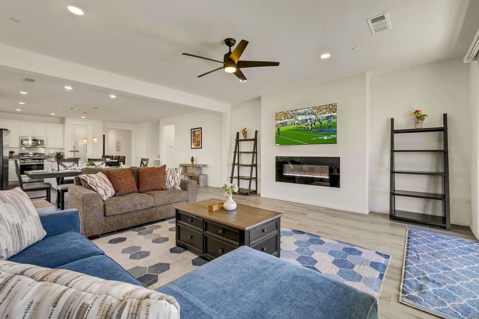 Desert Harmony: Pool Spa Pet Friendly EV Charger! House in Indio
