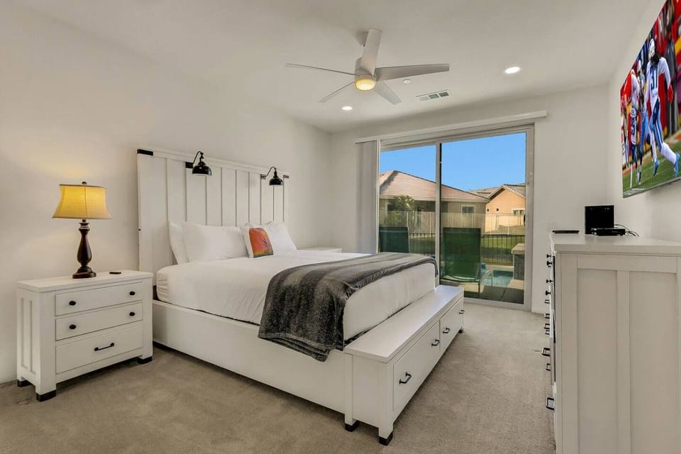 Desert Harmony: Pool Spa Pet Friendly EV Charger! House in Indio