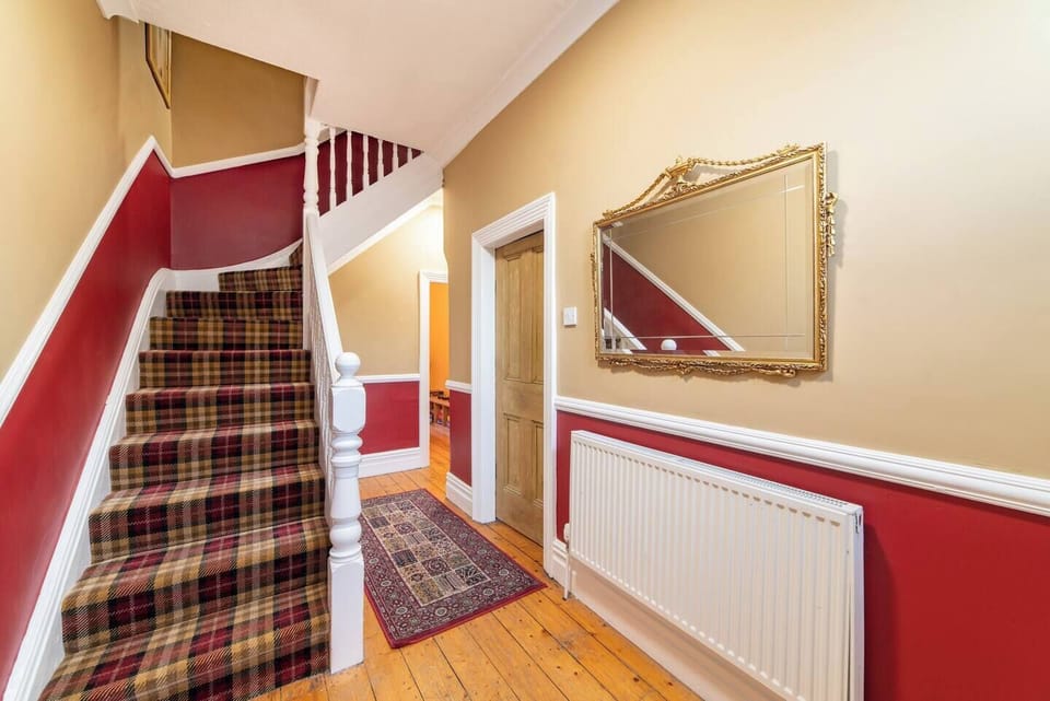 Bedroom 1 Features:
- 1 Double Bed
- 1 Wardrobe Space