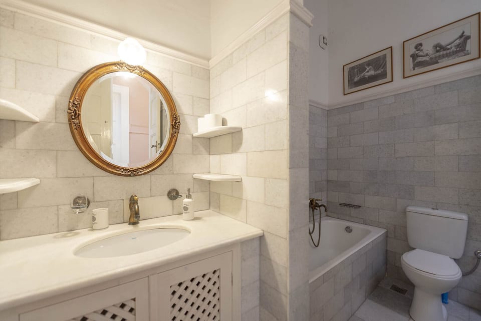 marble bathroom 