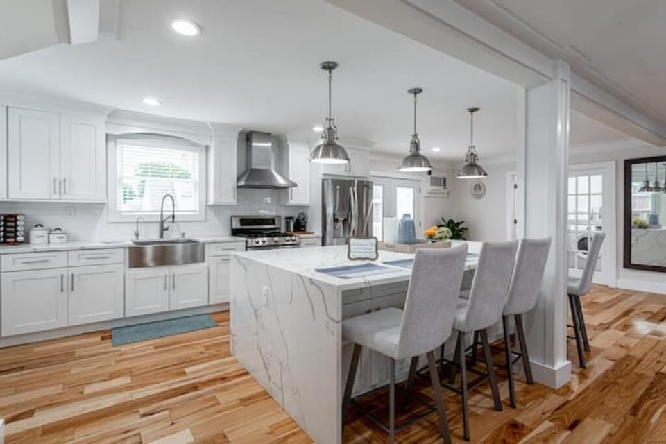 The gourmet, chef's kitchen comes fully equipped with everything you could need 