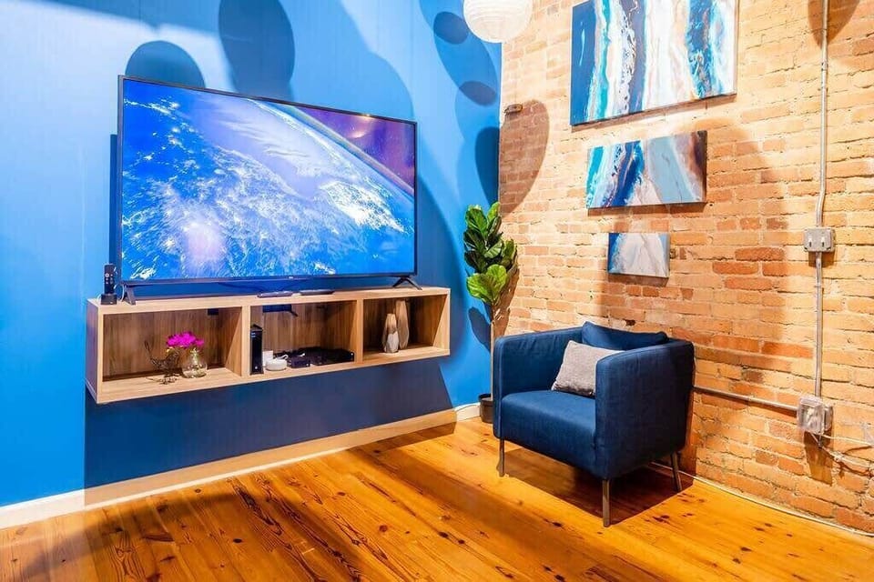 70inch TV & Apple TV & tv antenna