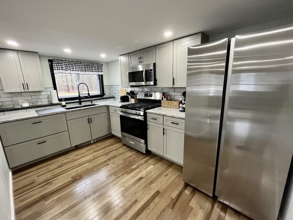 Kitchen - gas stove. Includes all essentials!