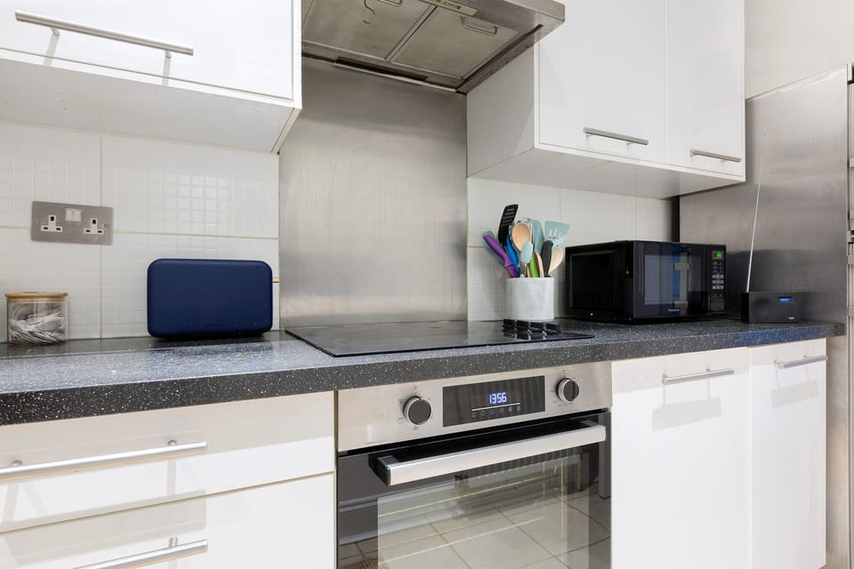 The kitchen is equipped with a dishwasher, oven, hob, microwave and airfryer