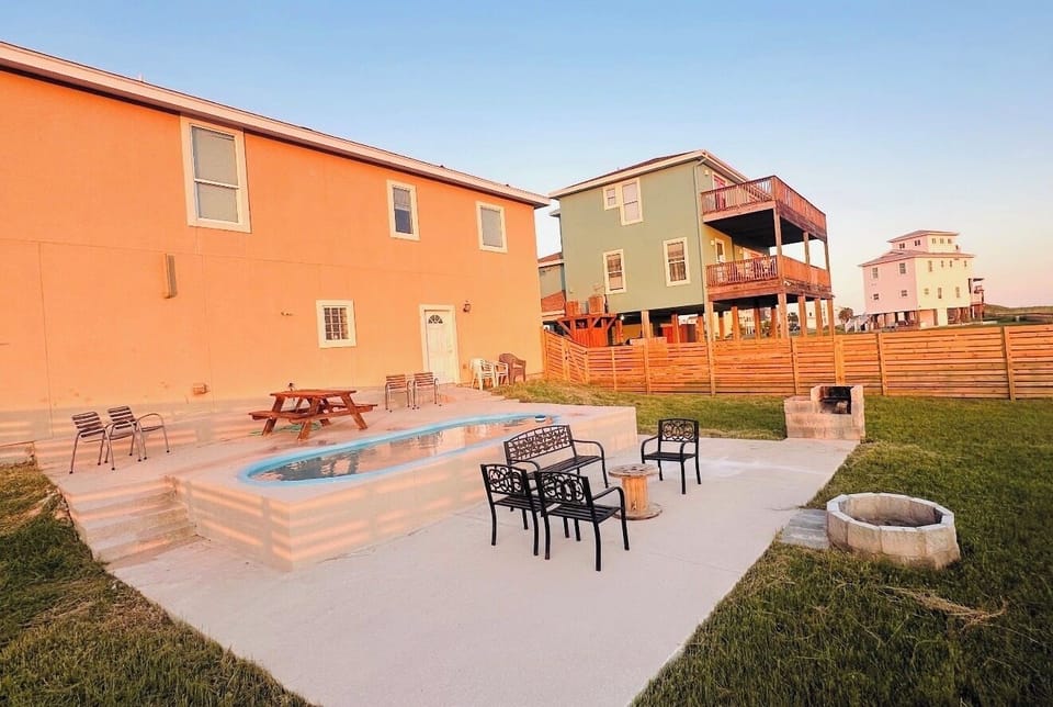 BVE 149
Plunge Pool
Outdoor grill, fire circle, picnic table and chairs 