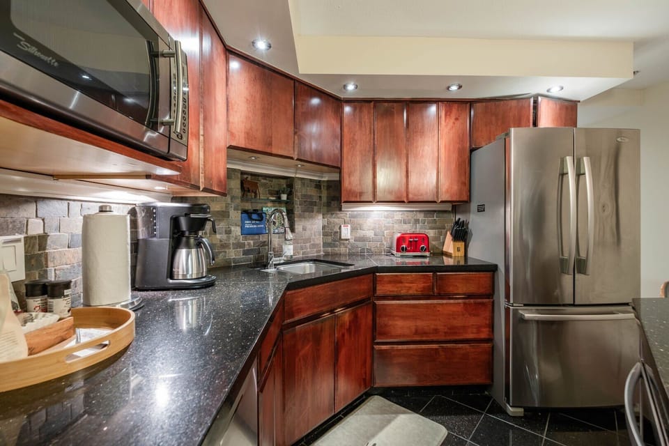 Full kitchen: Stainless steel appliances