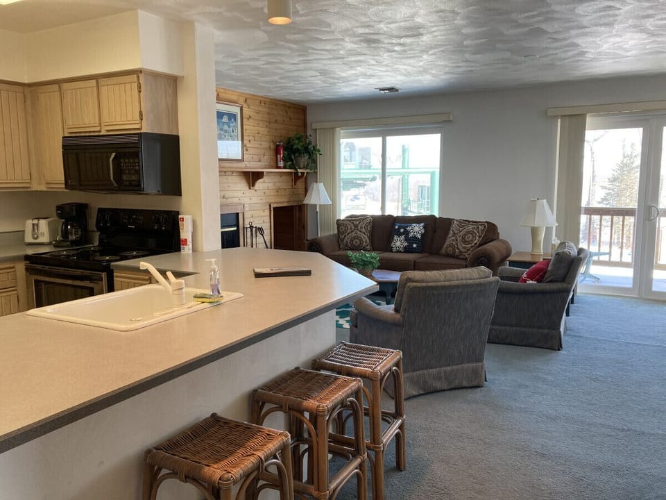 Breakfast bar with seating for 3
