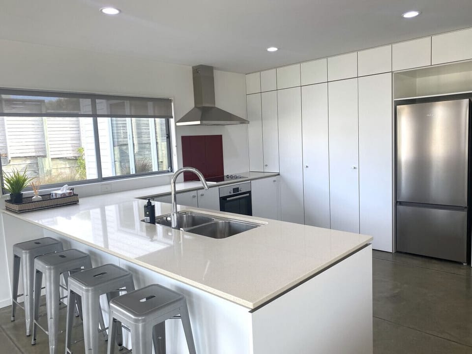 Nice large kitchen with breakfast bar