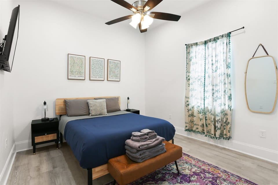 Bedroom 5 (1 queen)