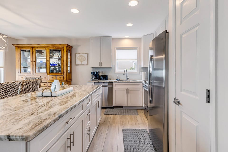 The large island allows for additional seating, prep space & an area to serve a buffet to the group.