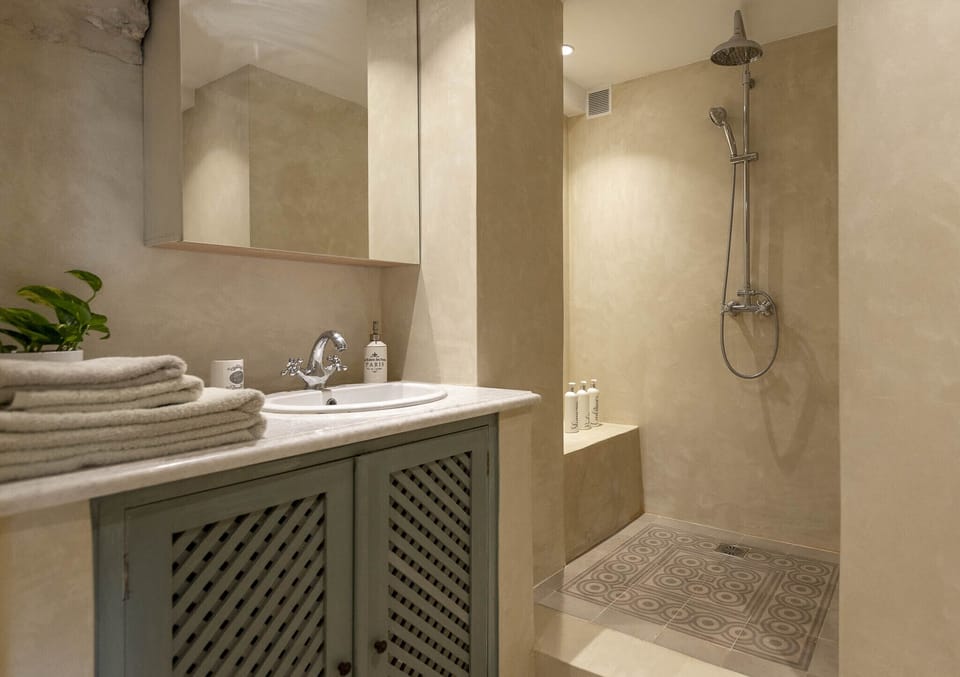 tabdelakt bathroom with a shower 