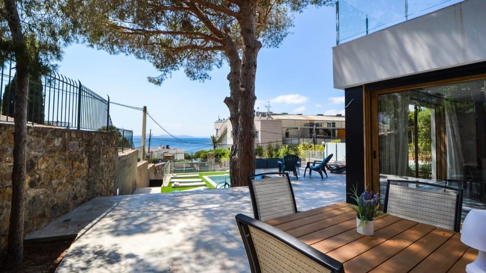 Espace repas sur la terrasse à l'ombre de "Pino" La plancha au gaz ne sera jamais loin… Et toujours la vue