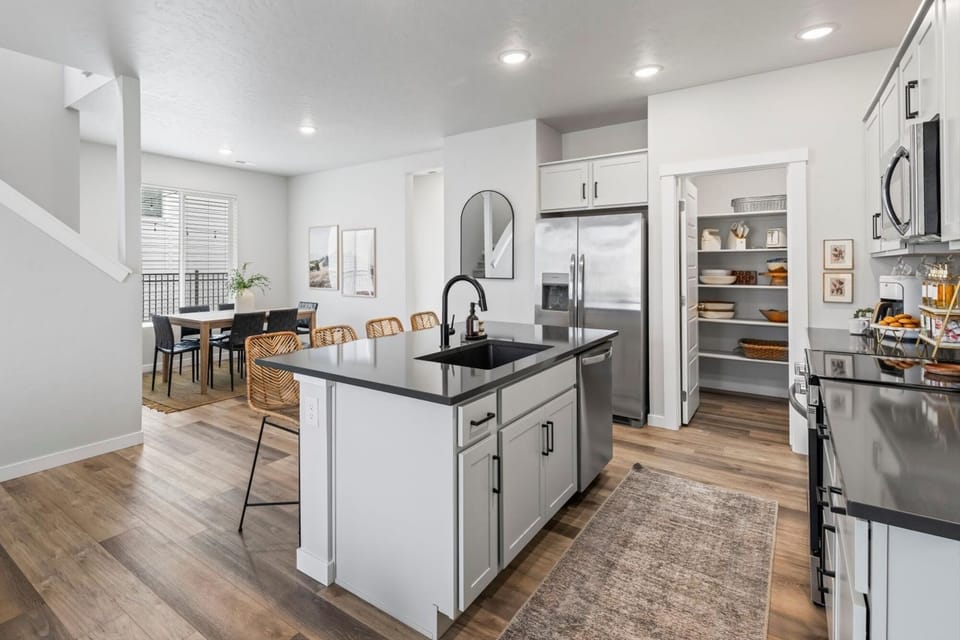 Culinary paradise awaits in our sleek kitchen! Quartz countertops, a spacious walk-in pantry, and a fully stocked arsenal for your home-cooked delights. Unleash your inner chef in this modern haven. 