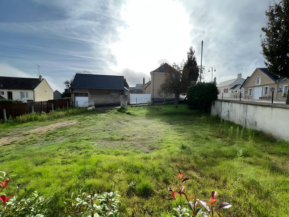 "This garden is a well-tended stretch of green grass. It offers an open and bright space, ideal for outdoor relaxation.