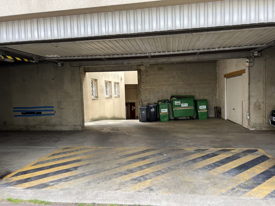 "Secure covered parking (La Mancelle)"