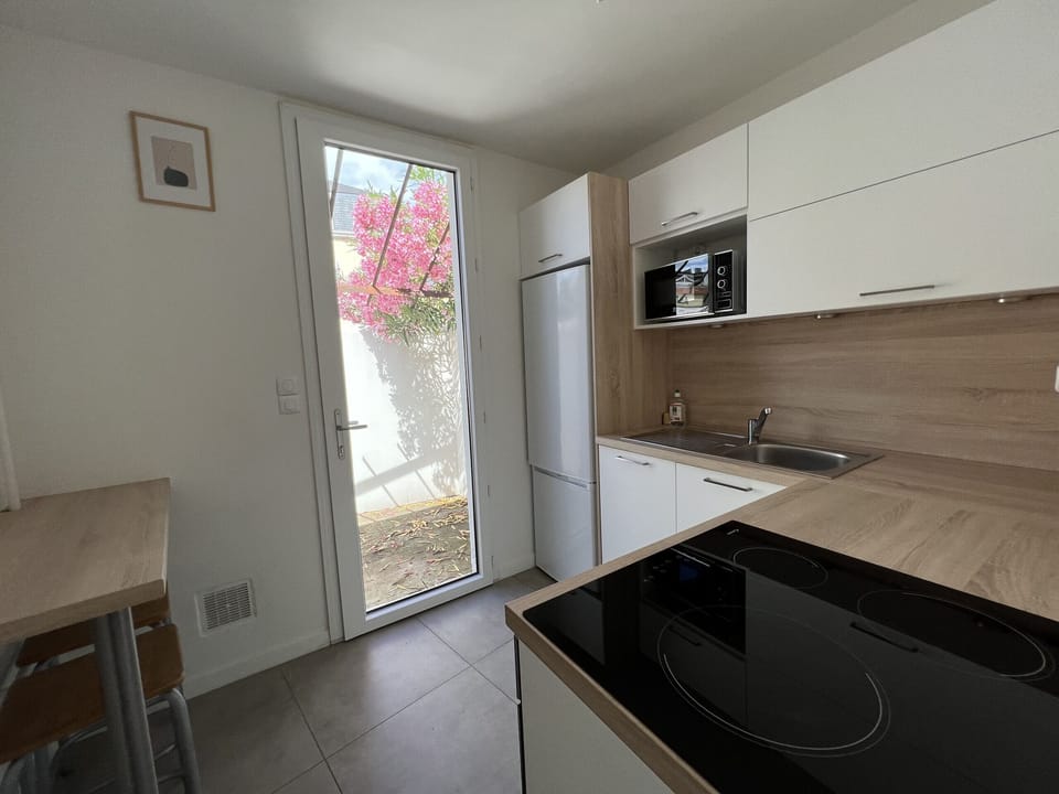 "Spacious and bright kitchen (La Mancelle)"