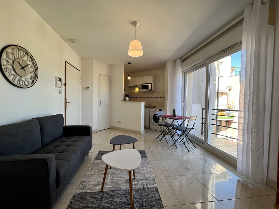 "Comfortable designer lounge (L'Aliénor)".