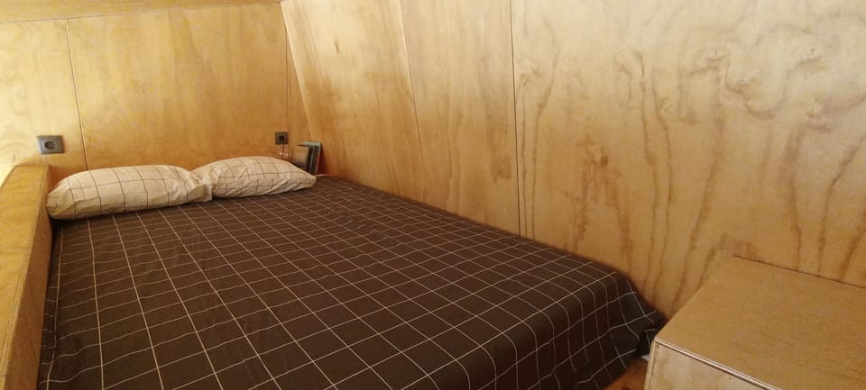 cama de casal com acesso por escadas