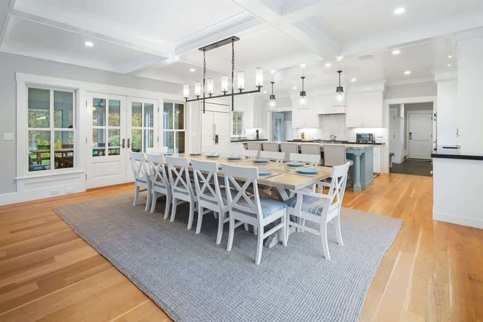 Access the screened in porch from the dining space 