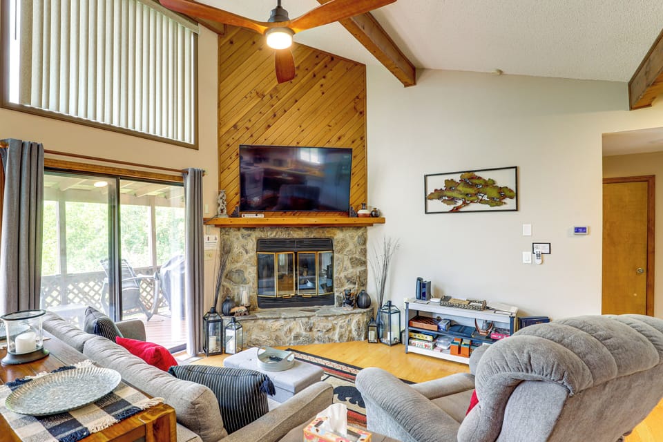 Maggie Valley Vacation Rental | 2BR | 2BA | 1 Step Required | 1,053 Sq Ft