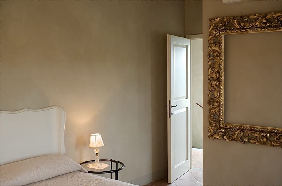 Le Rose grove-side bedroom