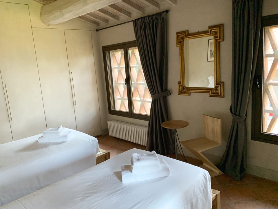Le Rose courtyard-side bedroom with optional twin beds