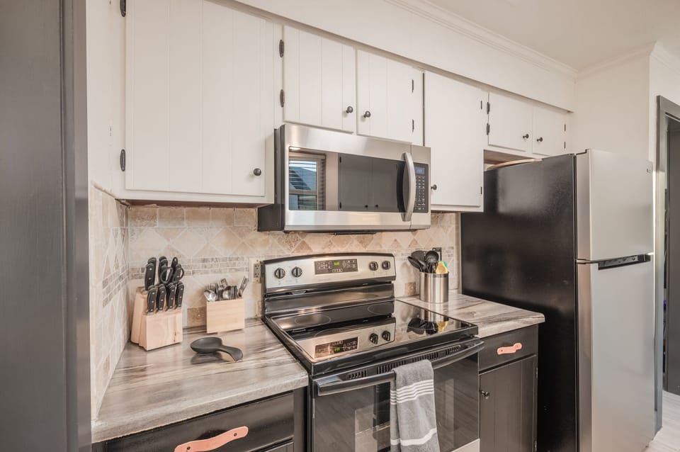 The White House Kitchen: Fully equipped kitchen, utensils, pots and pans, microwave, and more. Bring your spices!