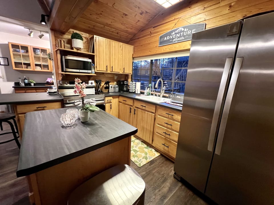 Fully Stocked Kitchen w/ Stainless Steel Appliances