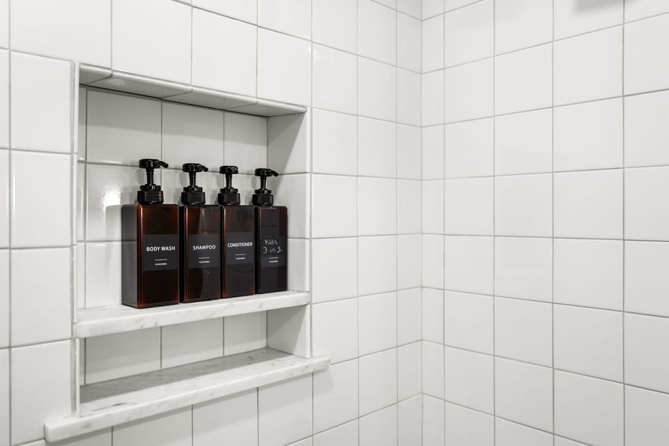 Full bath with tub - shampoo, conditioner, and body was provided