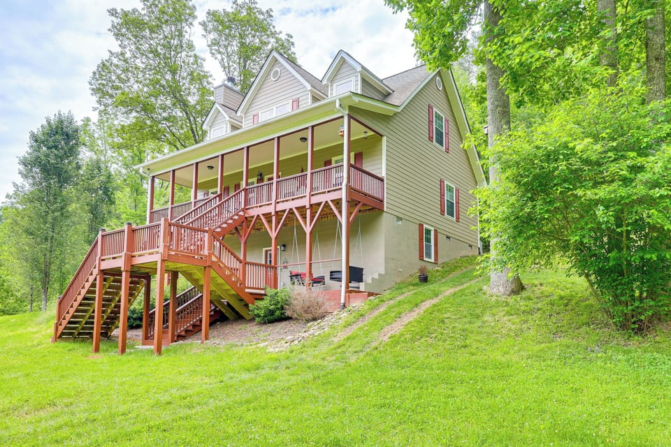 Murphy Vacation Rental | 3BR | 3.5BA | 2,400 Sq Ft | 3 Steps to Enter