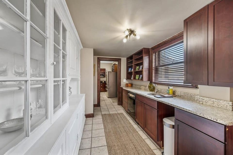 Feeling inspired in this spacious kitchen! ✨ With plenty of counter top space, the possibilities are endless!  #kitcheninspo #dreamkitchen #cookinggoals