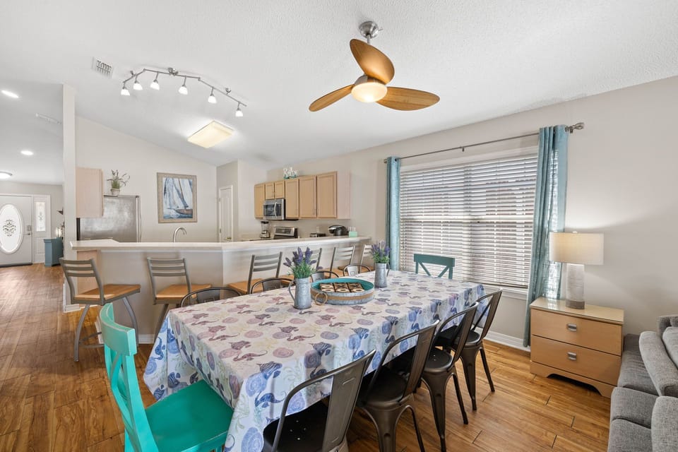 The dining room has seating for 10.