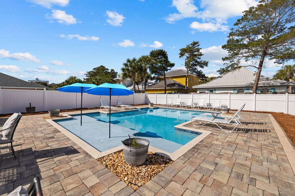 Welcome to Emerald Oasis and the resort-style pool!