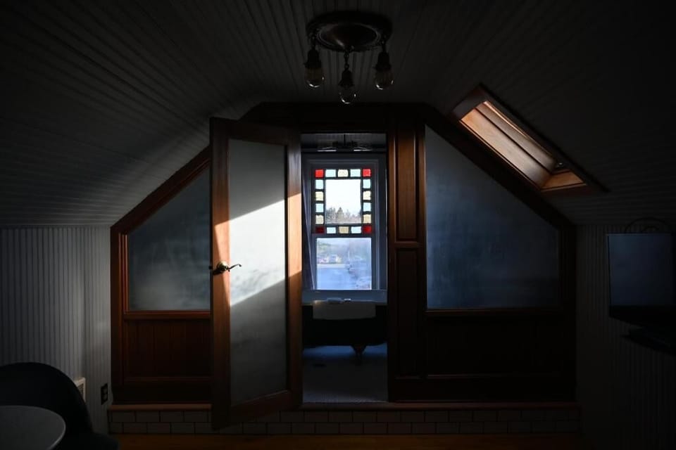 Historic Queen with Clawfoot Tub