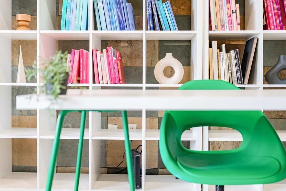 Work in style in this comfy desk. 