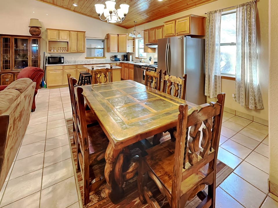 Dining Area - Seating For 6 - First Floor