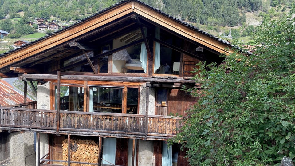 Facade and balconies of the chalet