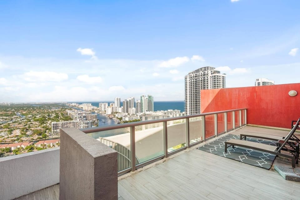 Panoramic Rooftop Views Across South Florida
Breathtaking City and Waterfront Views
Stunning Elevated Views from the Rooftop