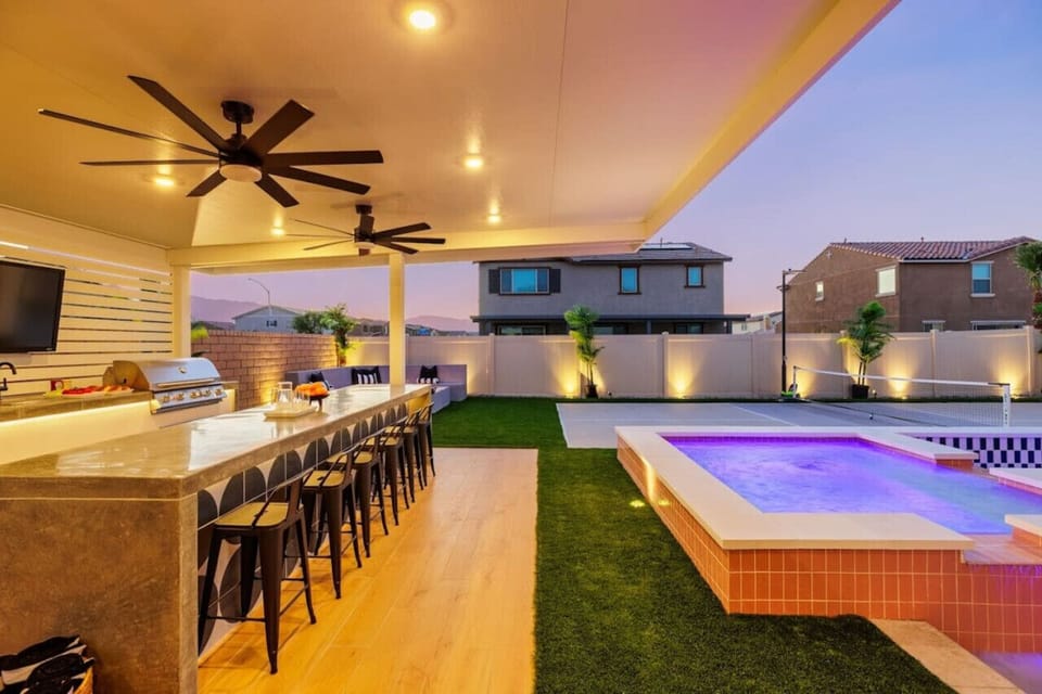 Stylish Outdoor Bar and Pool Area – Perfect for Hosting and Enjoying Warm Evenings!