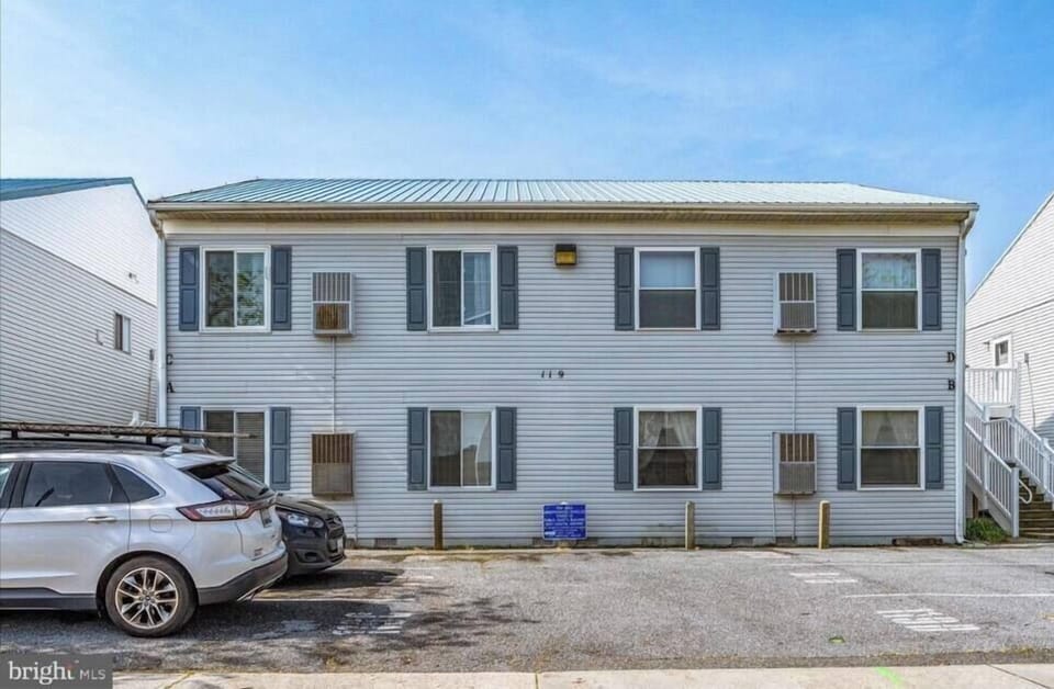 Entrance / Parking lot