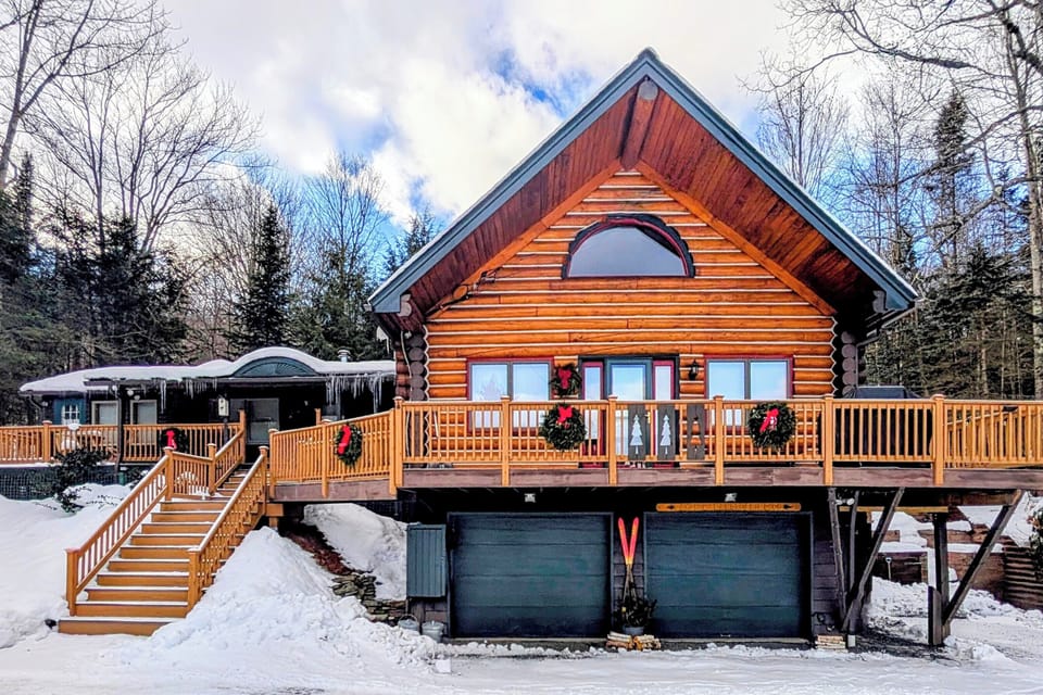 Classic Vermont log cabin with room for everyone. 