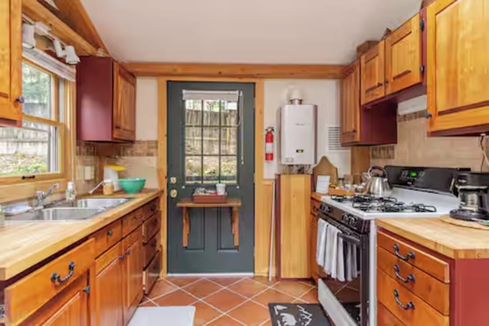 Smaller, fully equipped second kitchen on the timber side. (kitchen 2)