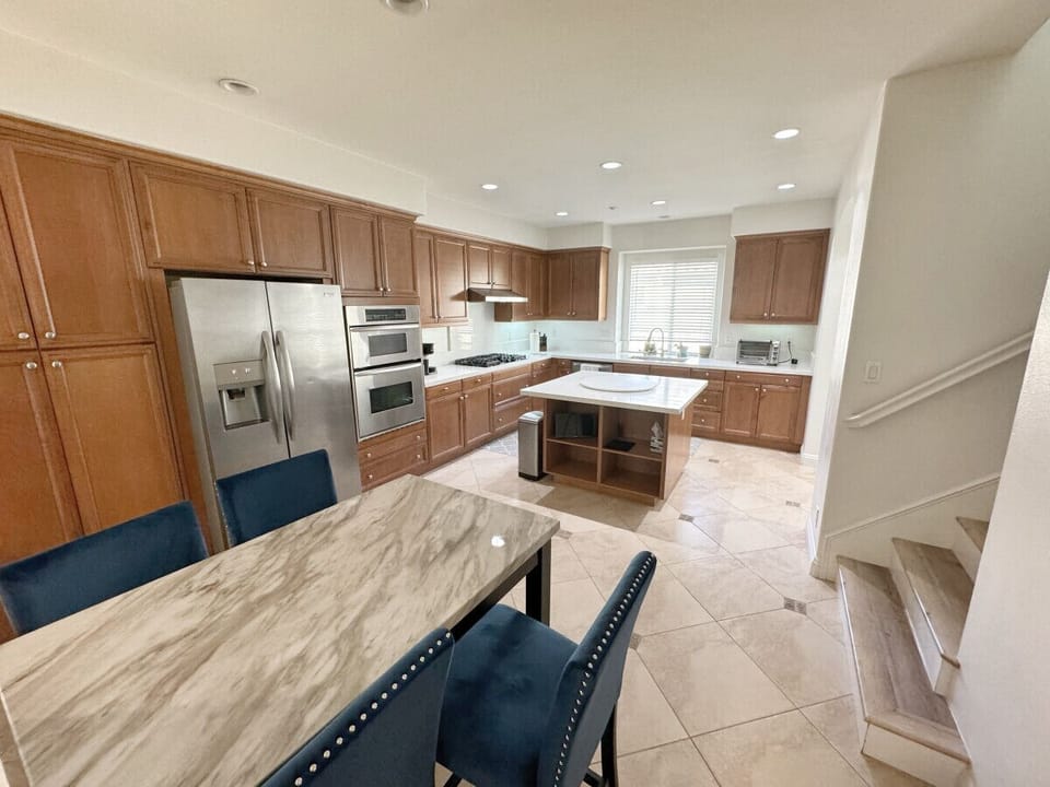 Open concept kitchen / dinning room.