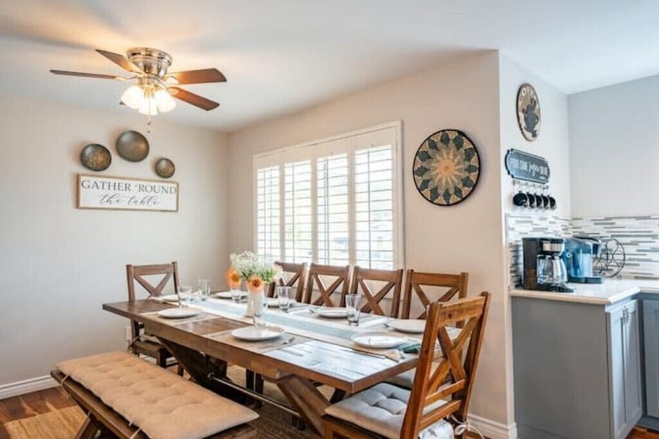 Dining - Very large  table & a great spot to hangout after meals!