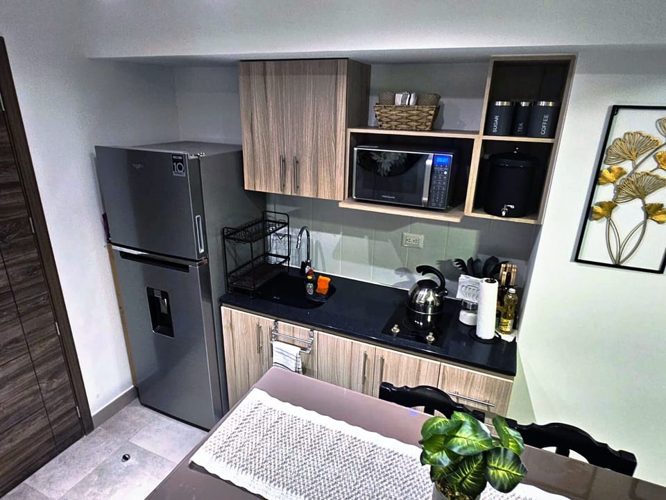 Cocina equipada, Eco filtro, tetera, microondas,licuadora,estufa,vajilla, vasos.