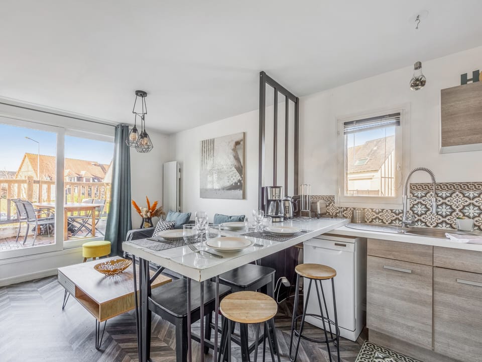 Coin repas et cuisine ouverte