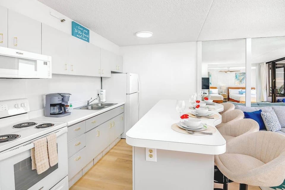 Fully equipped kitchen with full-size appliances and a countertop with 4 bar stools.